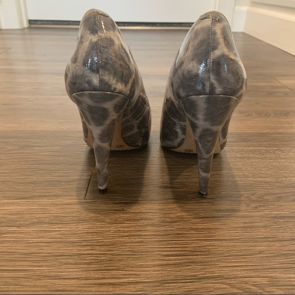 Vince Camuto Gray Leopard Print Pointed Toe Heels - Picture 3 of 4